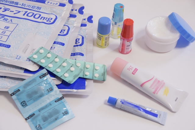 湿布や痛み止め